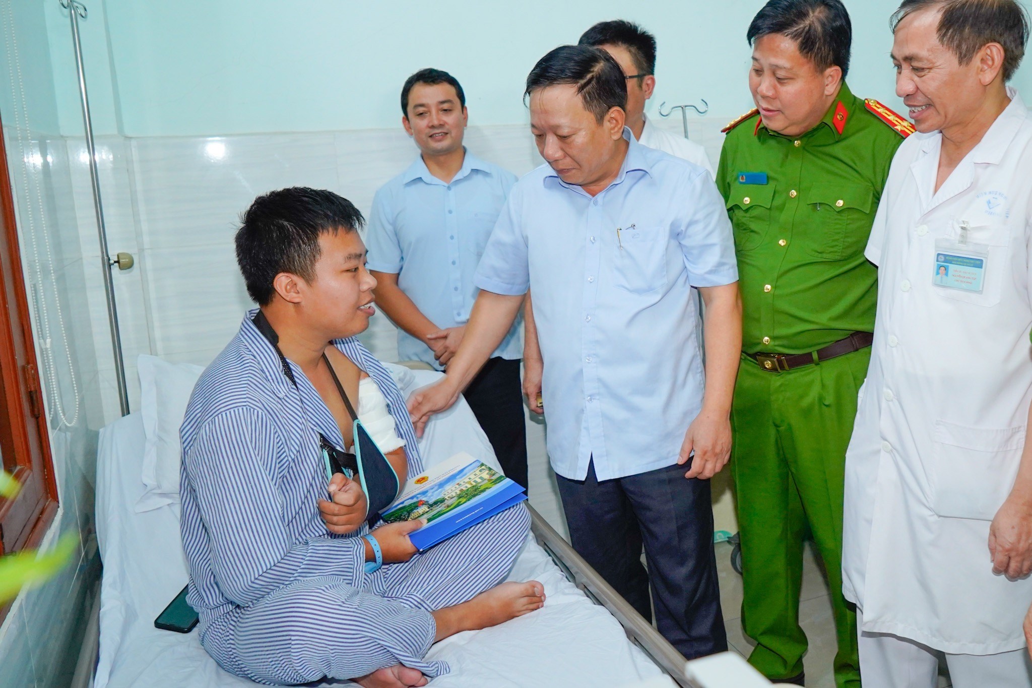 Lãnh đạo thành phố thăm, tặng quà chiến sỹ PCCC và CNCH bị thương khi làm nhiệm vụ